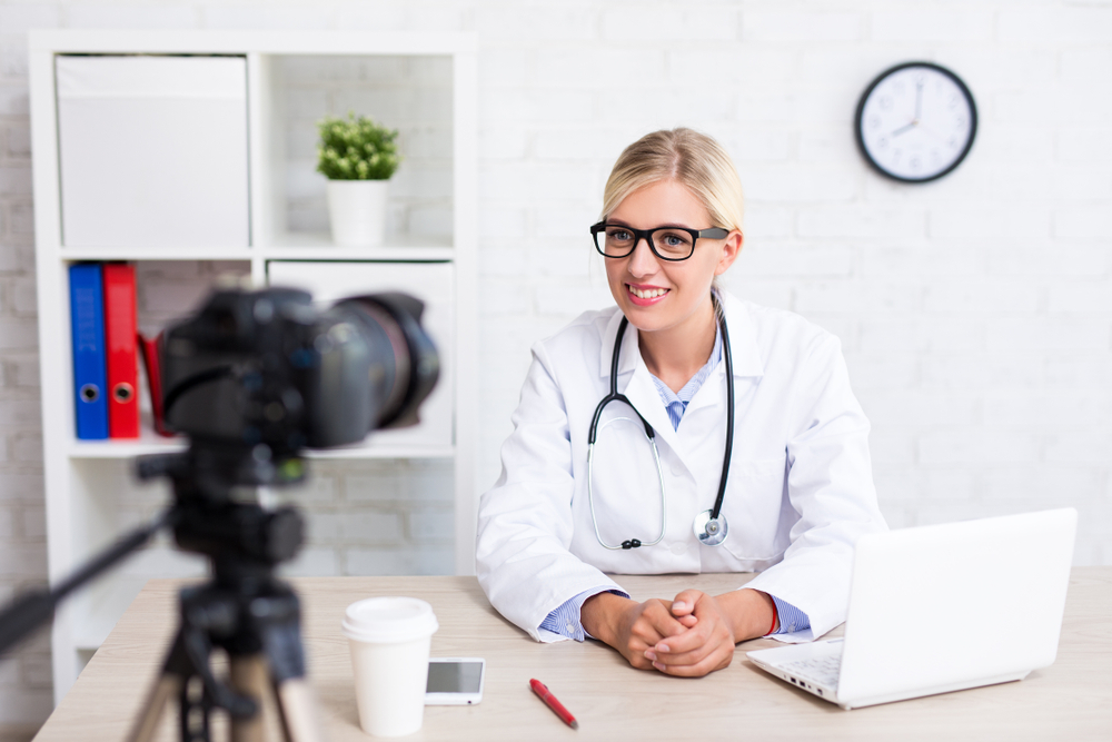 Médica grava vídeo seguindo uma das estratégias do marketing médico.
