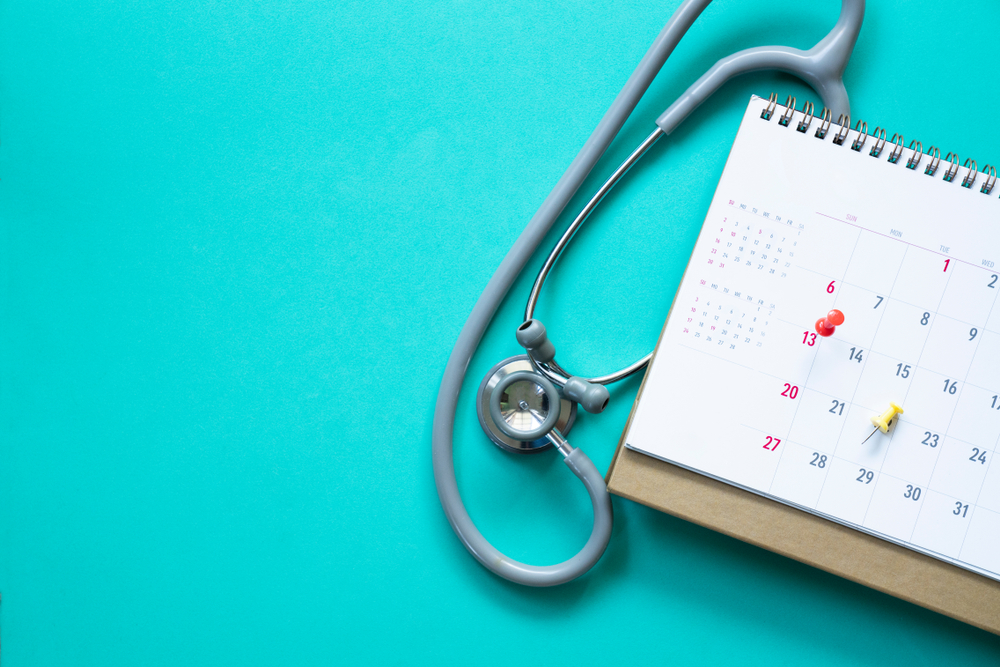 Mesa azul com estetoscópio e calendário