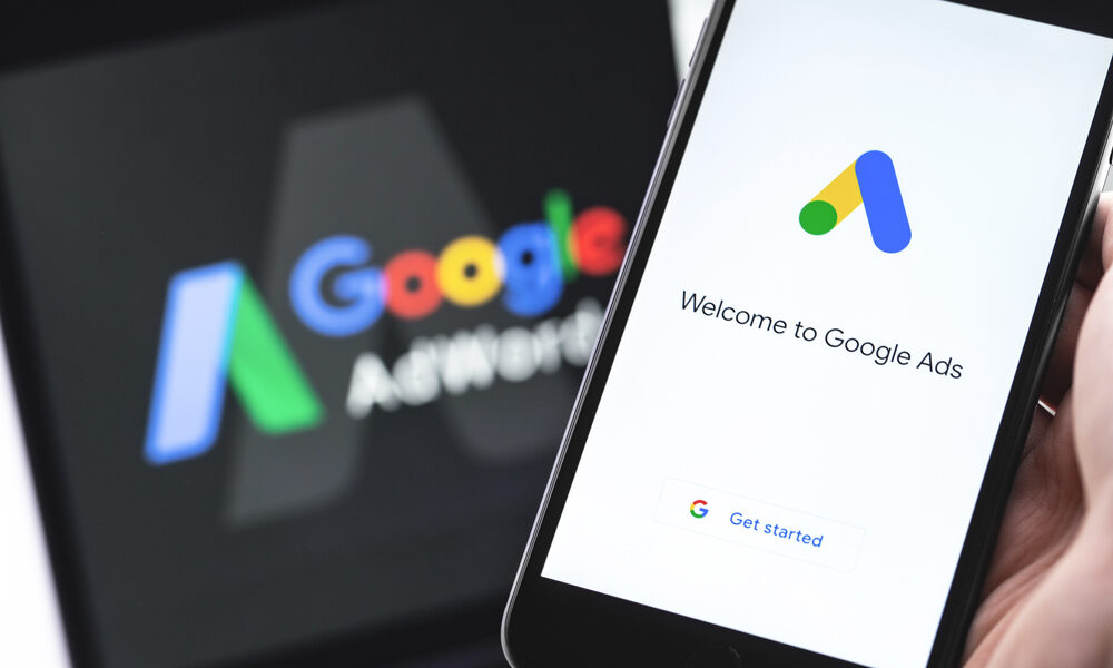 Logo do Google Ads na tela do notebook e do celular