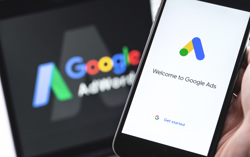 Logo do Google Ads na tela do notebook e do celular