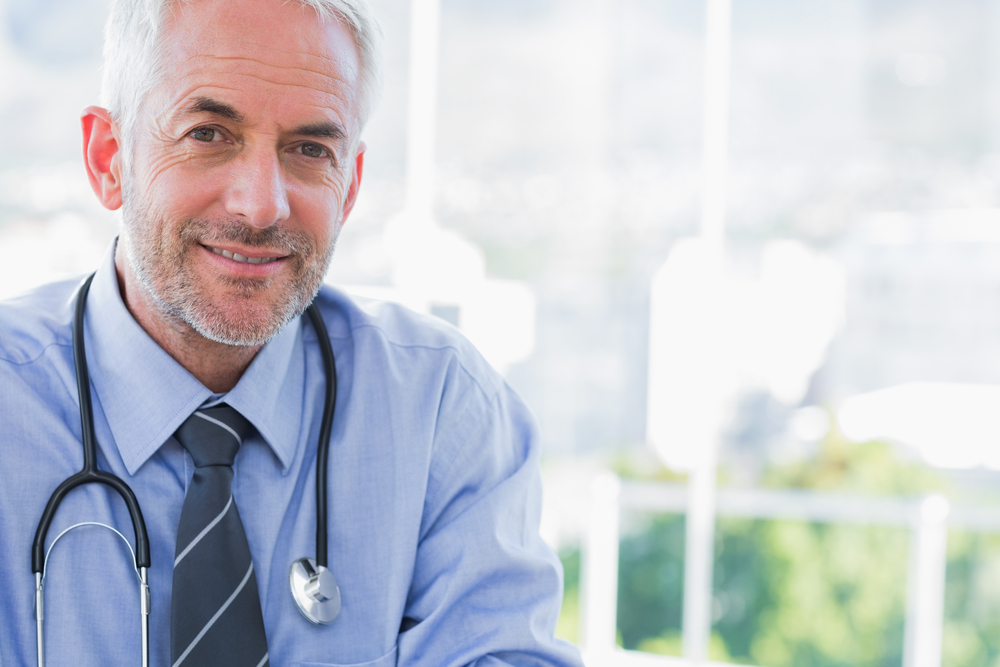 Médico empreendedor olhando para a câmera e sorrindo