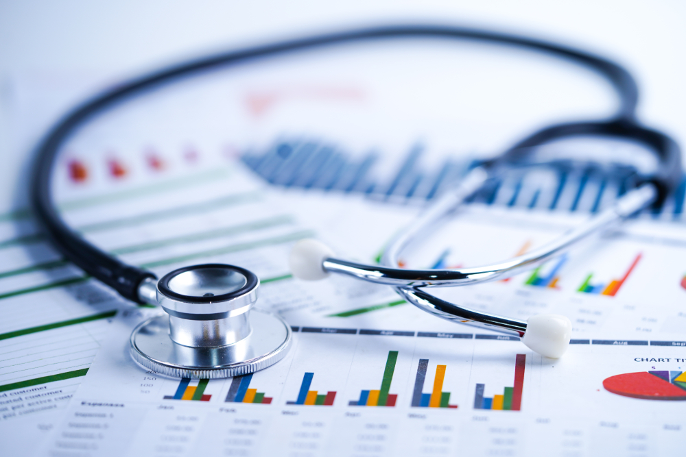 Estetoscópio acima de impressões de gráficos