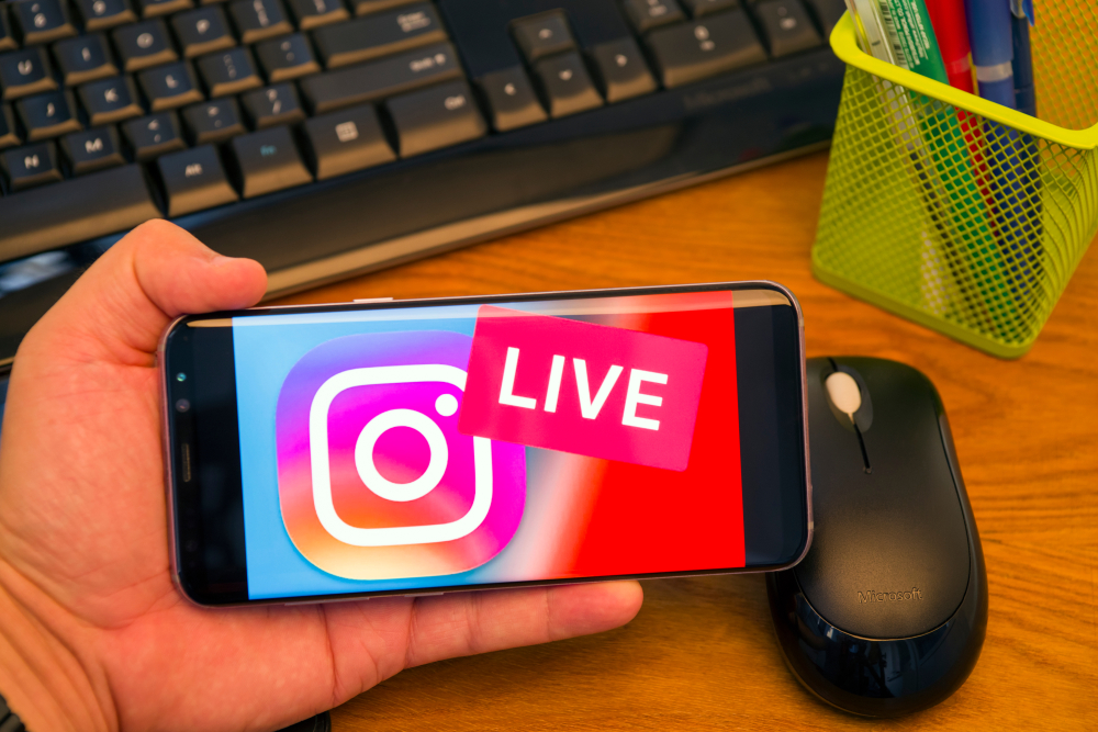 Pessoa segurando um celular com Instagram na tela