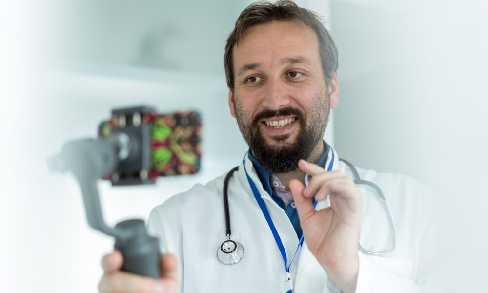 Médico gravando vídeo com celular