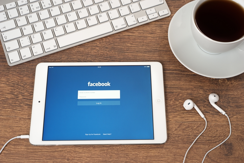 Um tablet aberto na página do Facebook