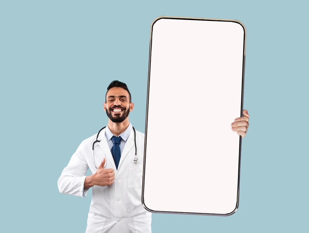 Médico sorrindo e fazendo joinha.