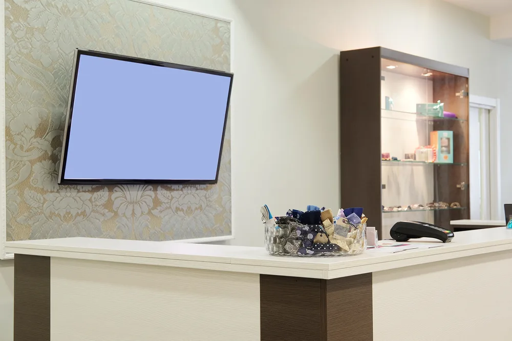 Imagem de um tv na sala de espera