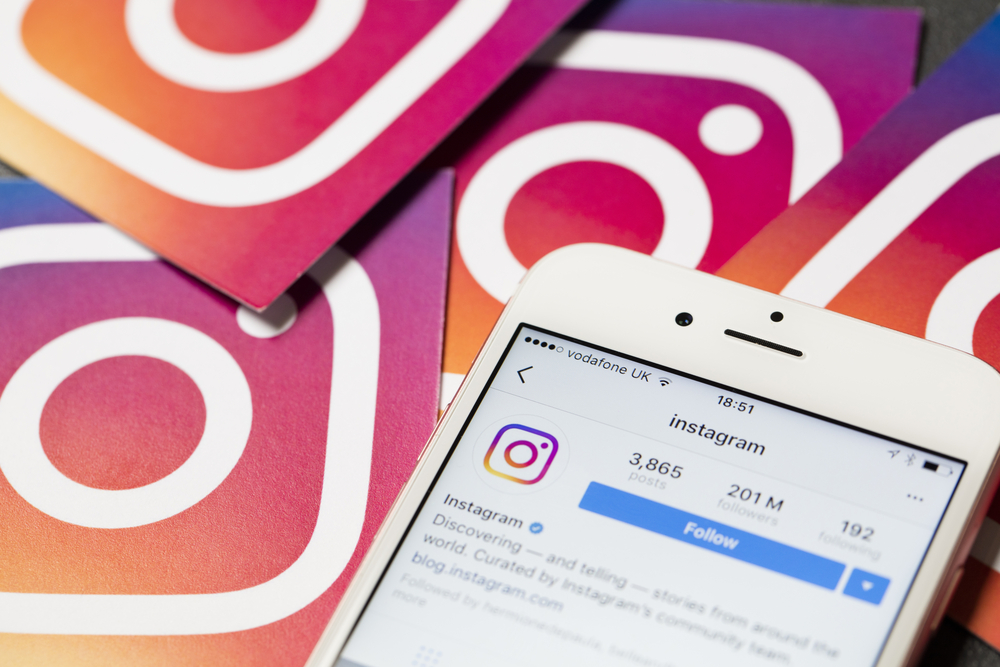 Celular e logos do instagram
