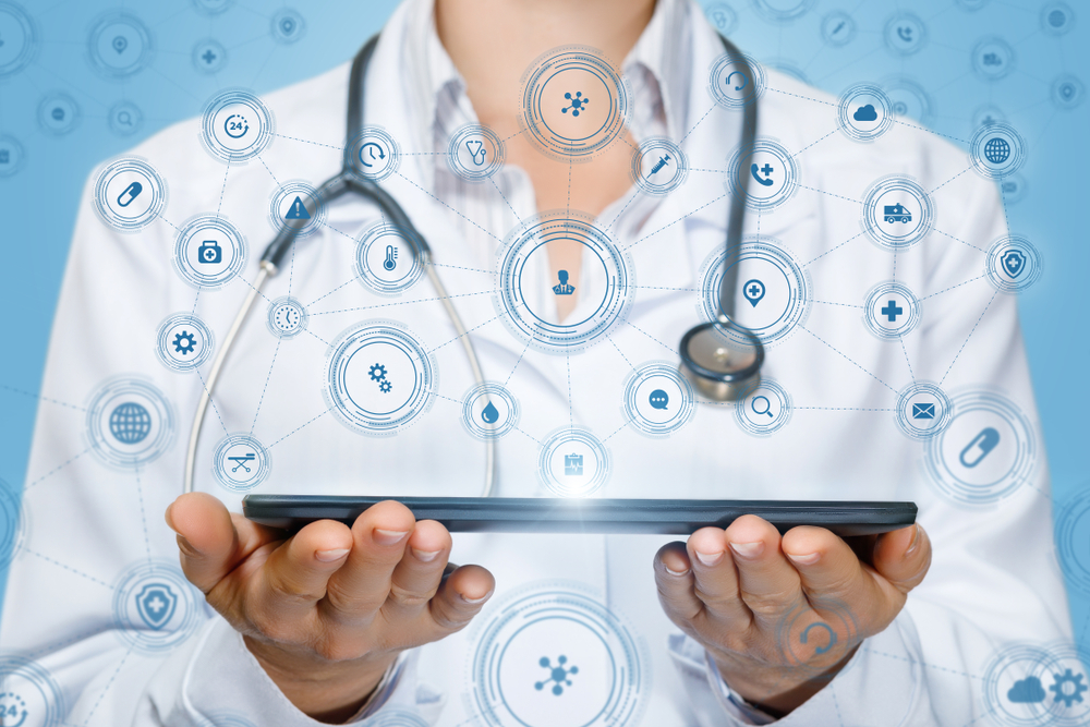 Foto ilustrativa de uma médica com um tablet