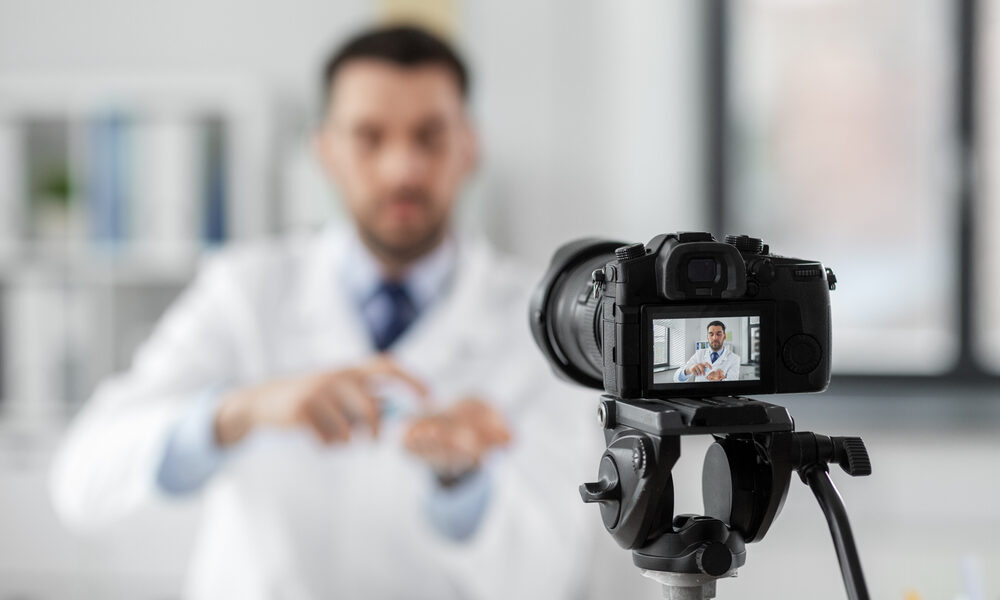 Médico gravando vídeo com uma câmera