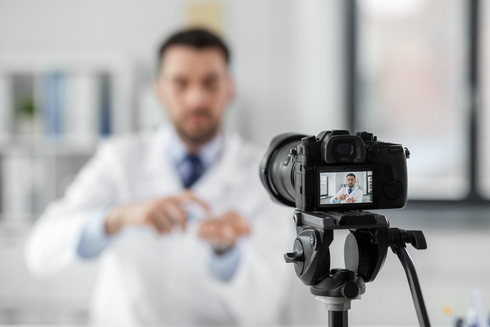 Médico gravando vídeo com uma câmera