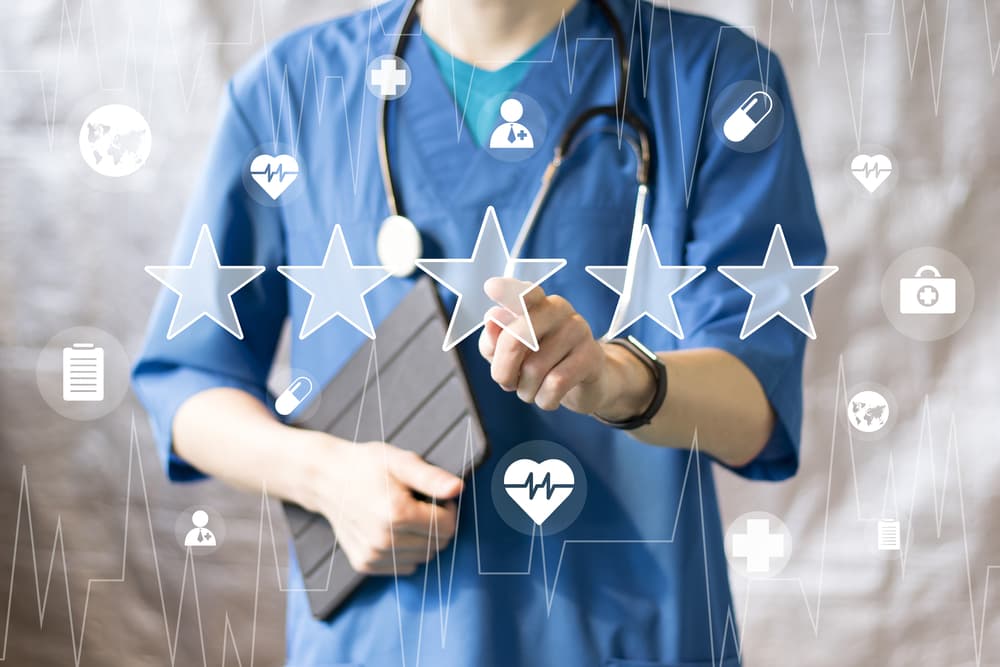 Médico tocando um ícone de estrela em uma tela virtual, representando a coleta de feedbacks de pacientes para melhorar a qualidade do atendimento em uma clínica.