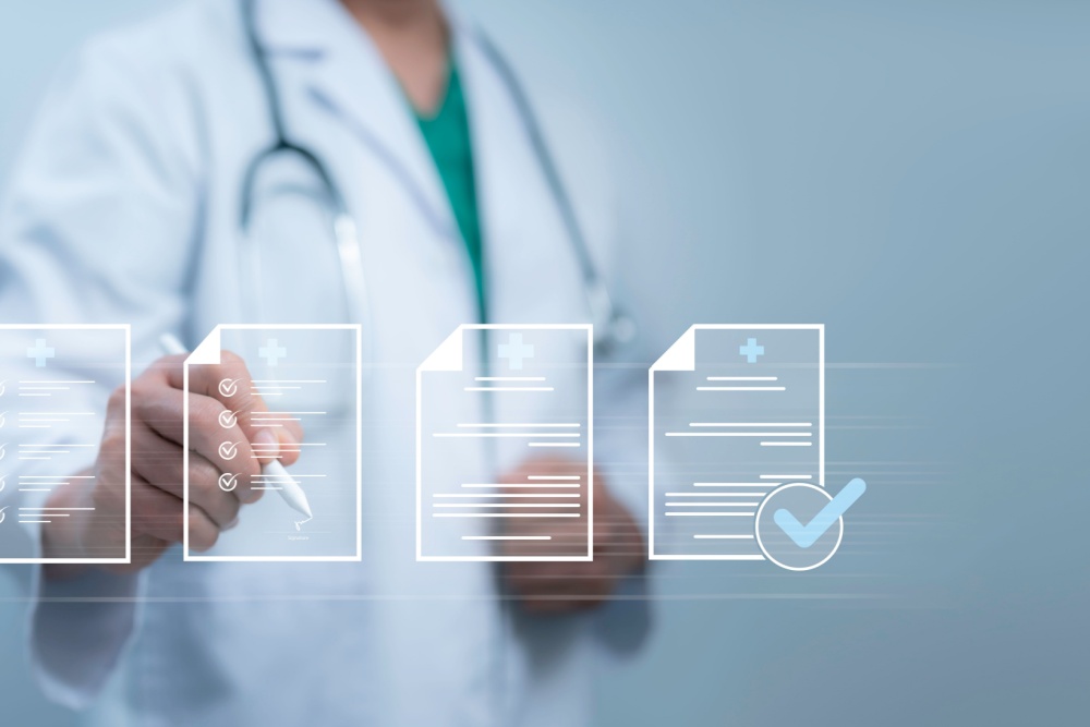 Médico apontando para arquivos digitais